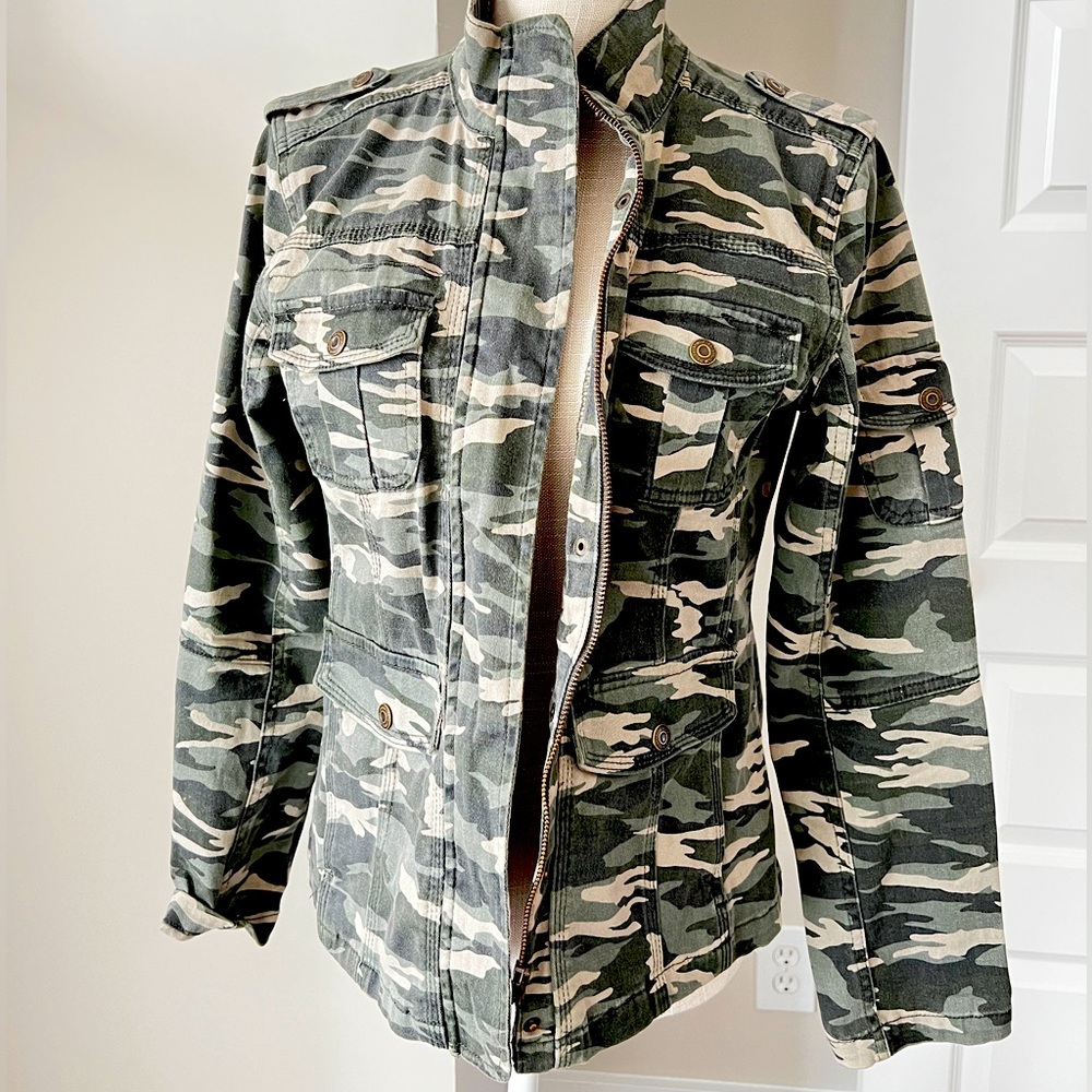 Kenzie camo jacket size smalll
